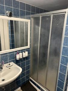 a bathroom with a shower and a sink at Ferienwohnung Princesa in Geilenkirchen