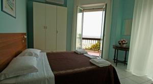 เตียงในห้องที่ Hotel Acapvlco