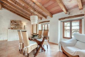 a kitchen and dining room with a table and chairs at Ca la Pasita 26 in Beniali