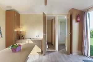 a kitchen with a counter and a desk in a room at Calma in Barbate