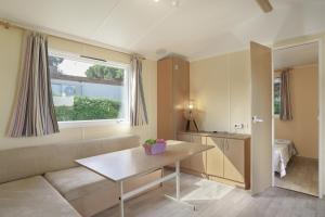 a living room with a couch and a table at Calma in Barbate