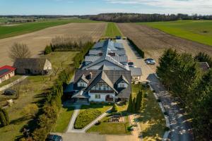 an aerial view of a large house with a driveway at Motel Domowy Gościniec in Łomża