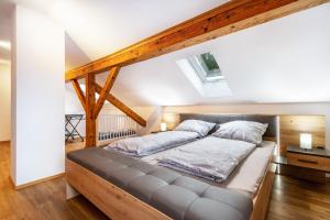 a bed in a room with a vaulted ceiling at Ferienwohnung am Silberberg in Bodenmais