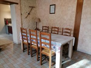 a dining room with a table and chairs at Le Gite du Champ de la Croix in Subligny