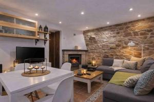a living room with a couch and a fireplace at El Ablanu, jacuzzi y vistas in Proaza