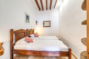 two twin beds in a room with white walls at Cas Mariner Puerto de Sóller in Port de Soller