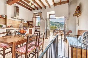 a kitchen and dining room with a table and chairs at Cas Mariner Puerto de Sóller in Port de Soller