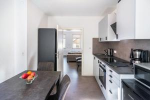 a kitchen with a table with a bowl of fruit on it at Apartment auf dem Land in Einbeck