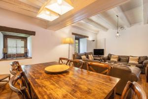 a living room with a wooden table and a couch at Casa aranesa en centro de Arties in Arties