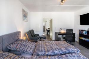 a living room with a couch and a bed and a desk at Apartment auf dem Land in Einbeck
