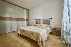 a bedroom with a bed and a dresser at Casa Martina in Sassetta