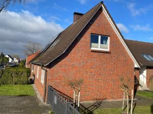 a red brick house with a window at Ferienwohnung, Schwerin in Schwerin