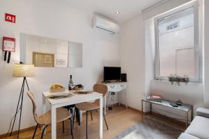 a small living room with a table and chairs at Casa Viola in Faro
