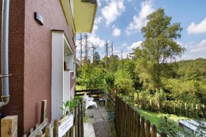 a balcony of a house with a wooden fence at Ferienwohnung Waldblick in Remscheid