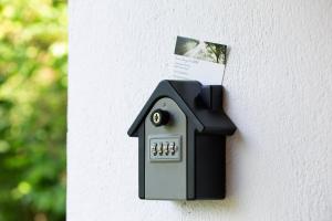 a house shaped electrical outlet on a wall at Ferienwohnung Waldblick in Remscheid