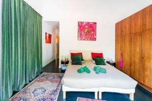 a bedroom with a white bed with red and green pillows at Espace, Luxe, Calme Et Nature in Saint-Martin-de-Seignanx +27 photos