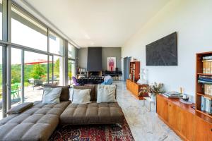 a living room with a couch and a large window at Espace, Luxe, Calme Et Nature in Saint-Martin-de-Seignanx