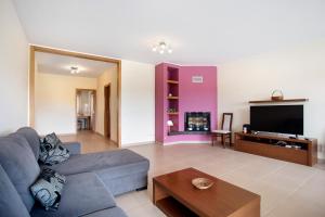 a living room with a couch and a tv at A O - Apartamento Gâmboa in Peniche