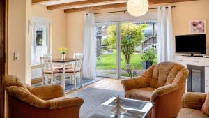 a living room with a table and chairs and a television at Ferienwohnung Strempel in Templin