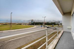 a balcony of a building with a view of a road at A O - Apartamento Gâmboa in Peniche