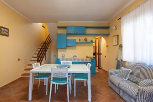 a kitchen and living room with a table and chairs at Casa Delle Pomelie in Trappeto