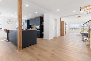 an open kitchen and living room with wood floors at Fewo Bergfeld in Mosbach