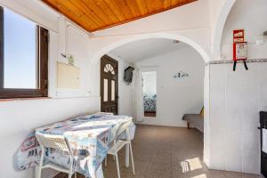 a dining room with a table and chairs at Abrigo do Pescador in Aljezur