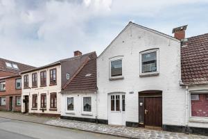 a row of white houses on a street at Altstadt Ferienhaus mit Terrasse in Husum