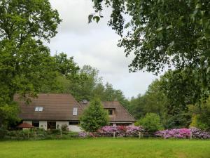 a house with pink flowers in a yard at Fewo Birkenallee - Apfel in Deinste