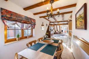 a dining room with a table and chairs at Feriendomizil Berta Benzingen 2 in Winterlingen