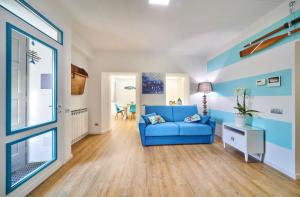 a living room with a blue couch and a window at El Lavandee in Varenna