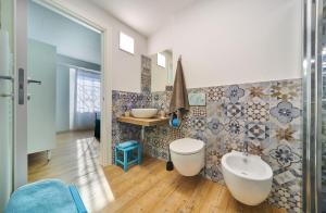 a bathroom with two sinks and a tub at El Lavandee in Varenna +22 photos