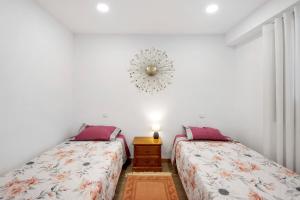a bedroom with two beds and a mirror on the wall at Apartamento Lomi com Piscina in Apúlia +18 photos