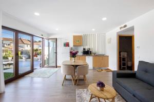 a living room with a couch and a table at Apartamento Lomi com Piscina in Apúlia