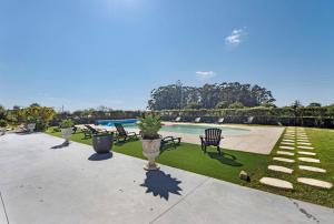 a patio with chairs and a swimming pool at Apartamento Lomi com Piscina in Apúlia
