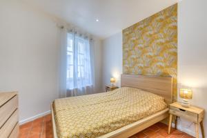 a bedroom with a bed and a wall mural at La Reine in Béziers
