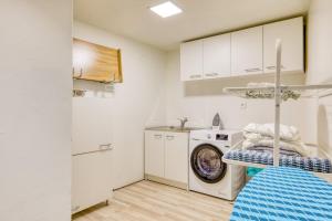 a laundry room with a washer and dryer at La Reine in Béziers