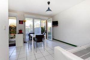 a kitchen and dining room with a table and chairs at Appartement Fred in Moliets-et-Maa