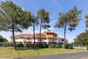 a large house with trees in front of it at Appartement Fred in Moliets-et-Maa