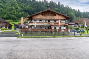 a large wooden building in the middle of a street at Gasthaus Mamoosen in Penning