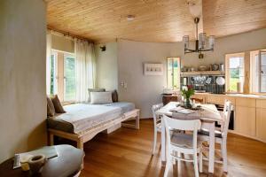 a room with a bed and a table and chairs at Uptrulli-Minihaus in Vogt