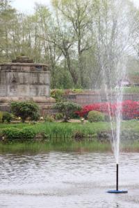 a fountain in the middle of a pond at Ferienwohnung Klint 2 in Dellstedt