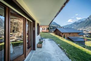 a house with a view of the mountains at Duo d'appartements - Chatel in Châtel