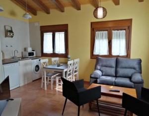 a living room with a couch and a table at El Aterpe 3 in Aldehuela del Rincón