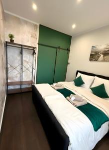 a bedroom with two beds with green and white at Altstadt-Oase 2 in Cottbus