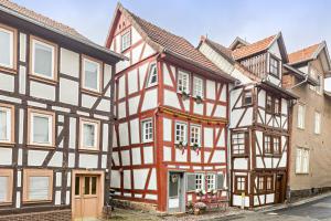 a row of half timbered houses next to each other at Das Häuschen 1650 in Alsfeld