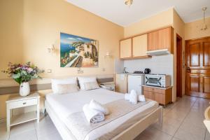 a small room with a bed and a kitchen at Nontas Home 21 in Kalamitsi