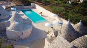 an overhead view of a swimming pool with umbrellas at Trullo Pesco in Martina Franca
