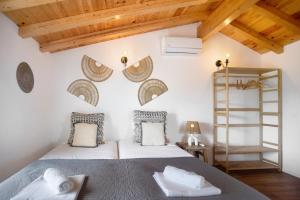 ein Schlafzimmer mit zwei Betten und einer Leiter in der Unterkunft Vila River Sublime in Valada + 26 Fotos