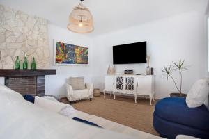 ein Wohnzimmer mit Bett und Fernseher in der Unterkunft Vila River Sublime in Valada